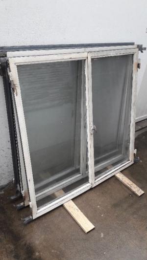 Ventana de hierro con vidrio y marco