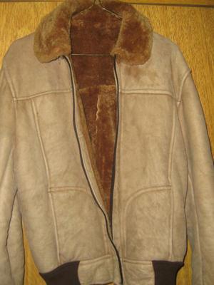 CAMPERA DE CUERO DESCARNE, CON CORDERITO.