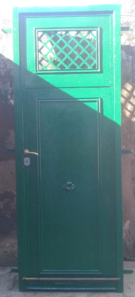 Exelente puerta muy antigua restaurada al detalle
