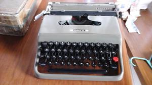 Máquina de escribir OLIVETTI LETTERA 22