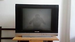 se venden mueble y televisor y una mesa