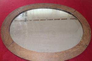 Antiguo espejo con marco ovalado
