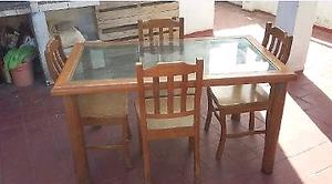 Mesa de vidrio y madera con 4 sillas