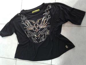 VENDO REMERA NEGRA CON ESTAMPA CON TACHITAS X DELANTE.