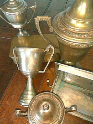 Vendo trofeos antiguos y guarda instrumentales medicos