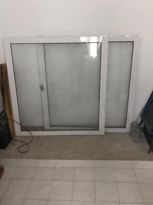 Vendo ventana corrediza de aluminio con vidrios y persiana.