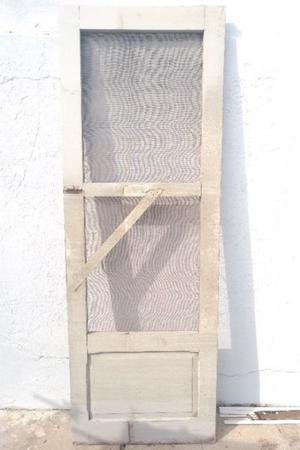 Puerta de madera con mosquitero
