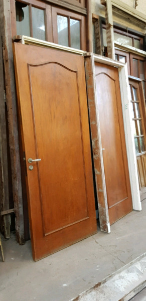 Puerta entrada en cedro