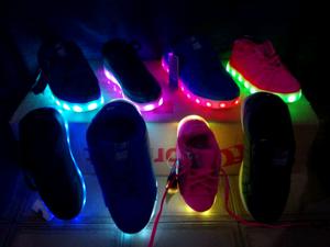 Zapatillas con luces LED recargables