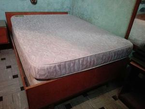 Juego de dormitorio enchapado en petiribí