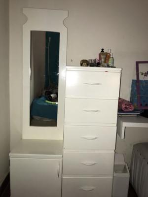 Mueble con espejo laqueado blanco