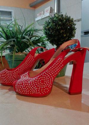 Stiletto con tachas