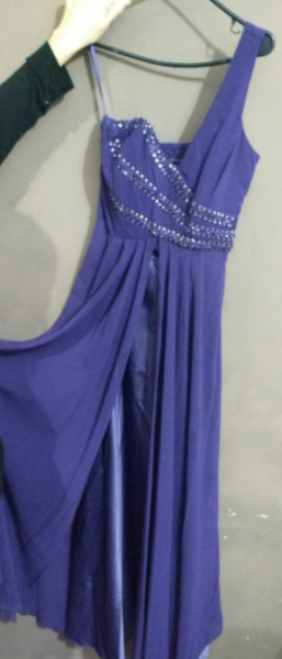 Vestido violeta con detalles