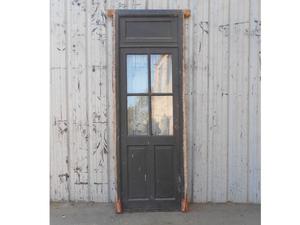 Antigua puerta crucero de madera cedro con benderola