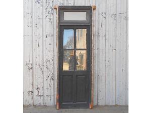 Antigua puerta crucero de madera cedro con benderola
