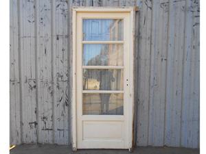 Antigua puerta de madera cedro a una hoja vidriada