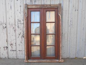 Antigua ventana de madera cedro a dos hojas de abrir