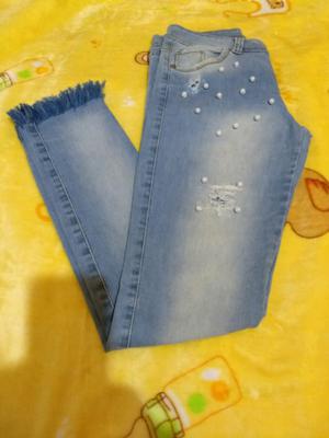 Jeans casi nuevo con perlas y flecos