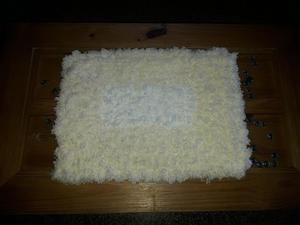Alfombra rectangular elaborada c pompones d lana y base