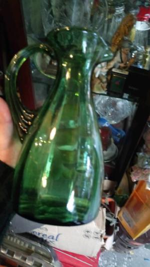 Antigua jarra de vidrio verde vertedora hermosa de 