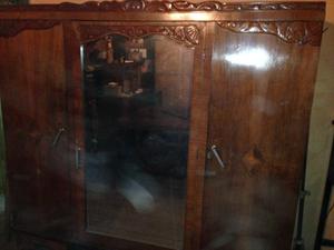 Ropero antugüo tallado de madera puerta espejo