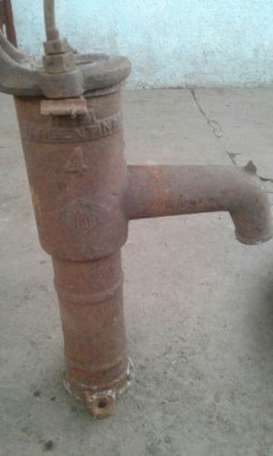 bomba de agua antigua