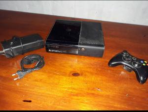Xbox 360 modelo e original con un joystick