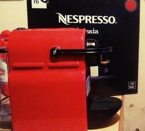 excelente cafetera de capsula Nespresso inissia, muy poco