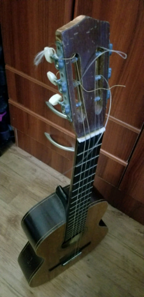 Guitarra criolla + funda simil suero