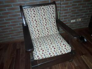 Juego de living de algarrobo con almohadones y mesa ratona