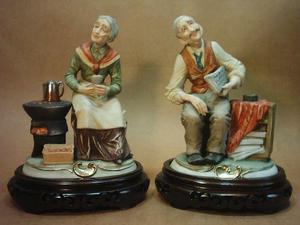 pareja de "viejitos" en biscuit de porcelana coloreada