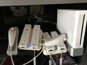 Consola Nintendo Wii + 4 Controles + 2 Nunchuk Y Accesorios