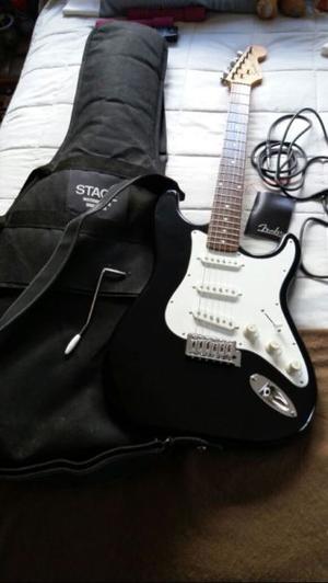 Guitarra Squier stratocaster by Fender + amplificador Fender