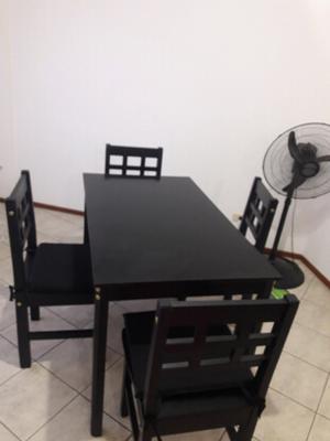 Mesa negra con 4 sillas