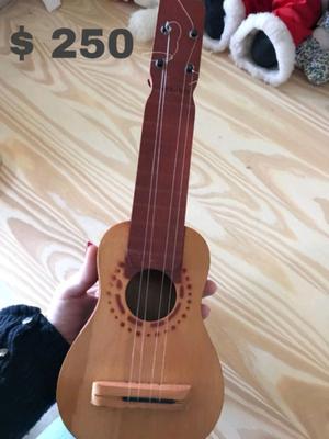 Guitarra de madera de juguete