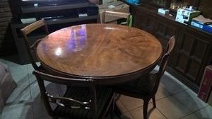 Mesa de estilo con 4 sillas