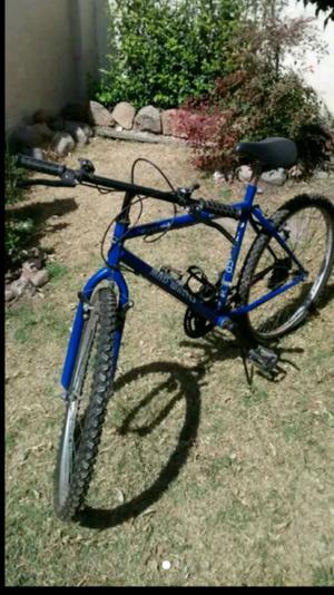 Bicicleta azul con cambios