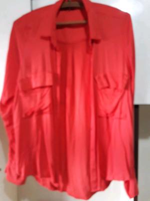 Camisa de algodón larga roja.