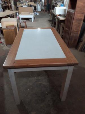 Mesa de marmol con madera
