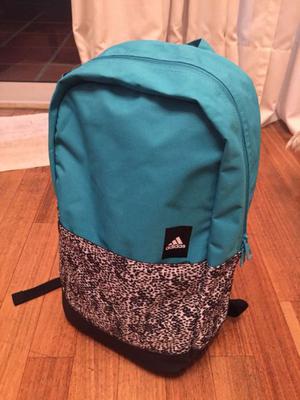 Mochila Adidas nueva