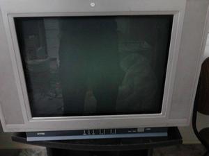 Televisor Sanyo con control remoto pantalla plana