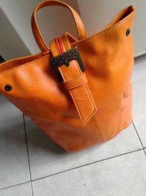 VENDO MOCHILA DE CUERO, MEDIDAS: 32 X 29 cm.