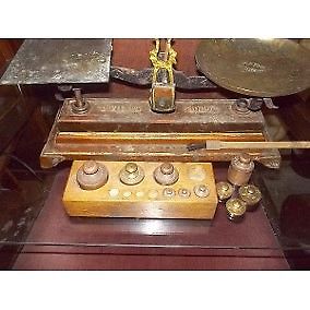 antigua balanza de coreo postal con pesero de bronce y caja