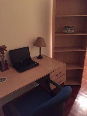 Escritorio, biblioteca y silla de oficina