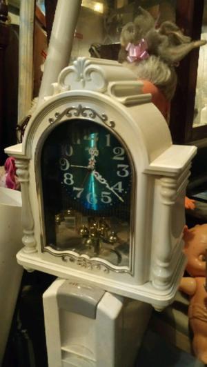 Antiguo reloj de mesa a cuerda japonés con péndulo