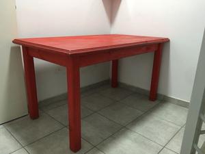 Mesa de madera pintada de rojo