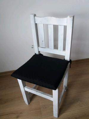 Cuatro sillas de madera
