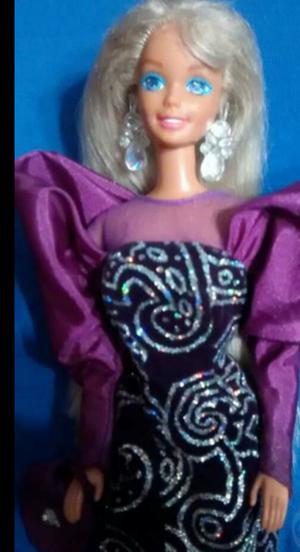 Barbie de Los 90 con 2 Atuendos Marca Barbie