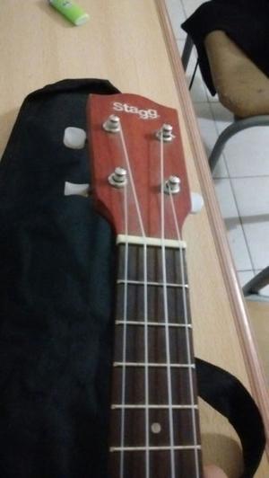 Ukelele Stagg Us 70s. Impecable, con funda.