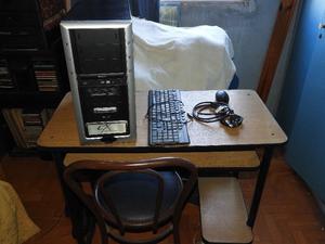 GABINETE CON MESA, TECLADO Y SILLA, USADOS, REGALO